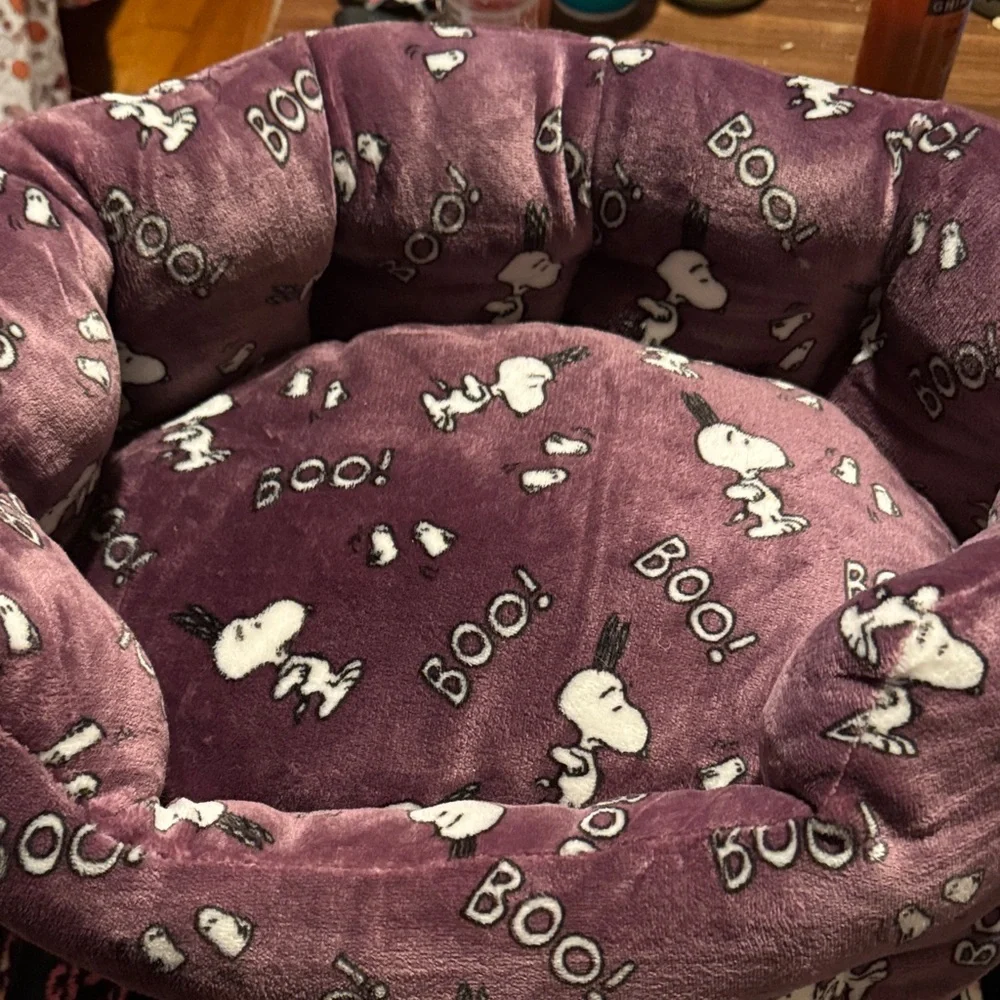 Peanuts snoopy Halloween themed limited edition cat bed
